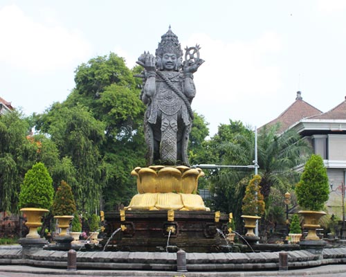 catur muka statue